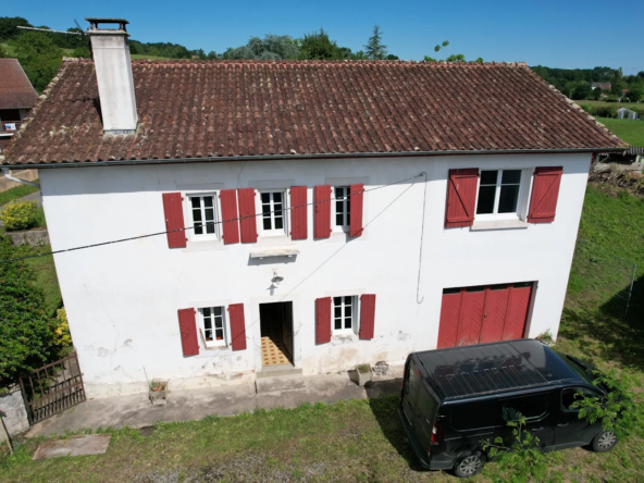 Maison de campagne authentique avec grand terrain et vue montagne à Espes undurein