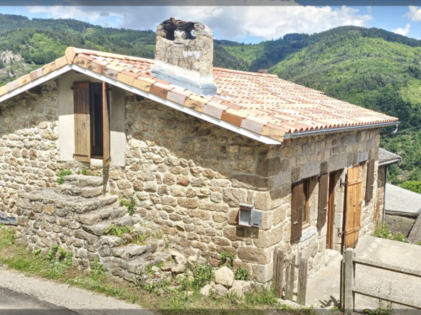 Maison en pierres à Jaunac avec vue dégagée, dépendance à rénover et grand terrain de 1255 m²