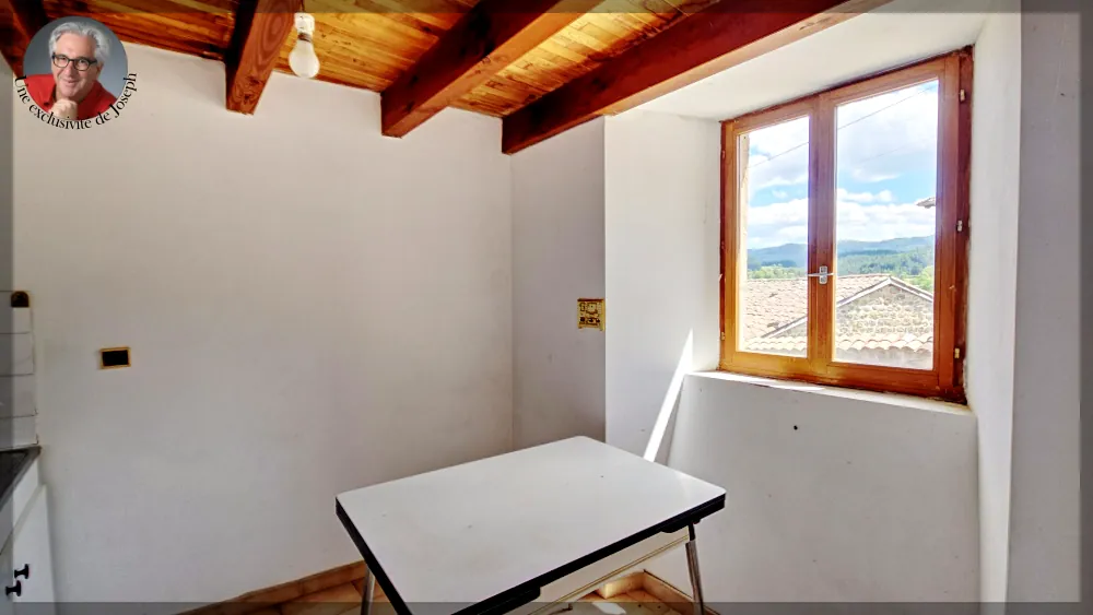 Maison en pierres à Jaunac avec vue dégagée, dépendance à rénover et grand terrain de 1255 m² 