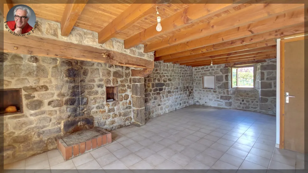 Maison en pierres à Jaunac avec vue dégagée, dépendance à rénover et grand terrain de 1255 m² 
