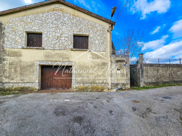 Maison à rénover avec terrasse, garage et combles aménageables à Cenomes