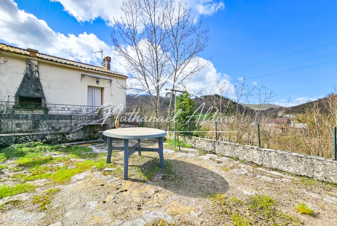 Maison à rénover avec terrasse, garage et combles aménageables à Cenomes 
