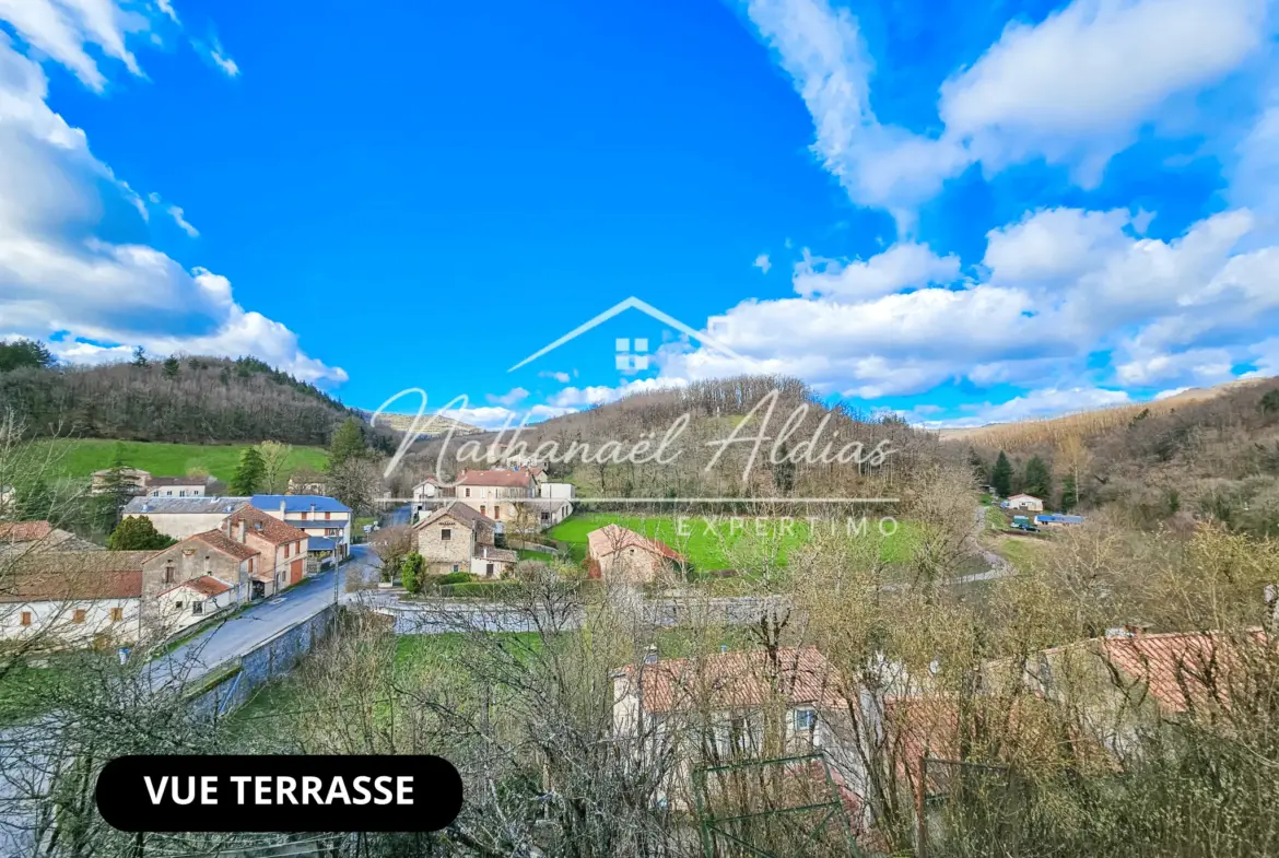 Maison à rénover avec terrasse, garage et combles aménageables à Cenomes 