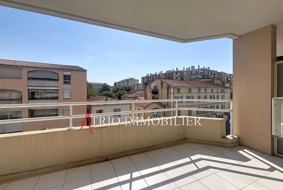 Appartement lumineux de 30m² avec terrasse à Cagnes-sur-Mer dans le quartier du Béal 