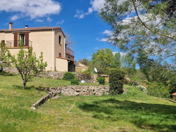 Maison traditionnelle avec terrain à Corsavy, 2 chambres, garage et cadre nature