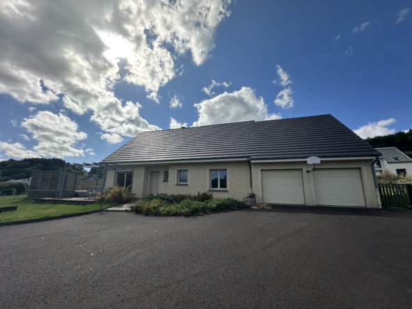 Maison en bois avec piscine et grandes pièces à Saint-Bonnet-près-Orcival