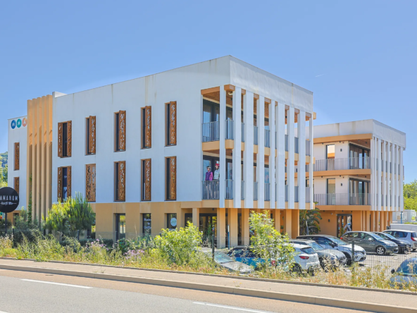 Local commercial de 58,66 m² avec terrasse à La Moutonne – Visibilité optimale