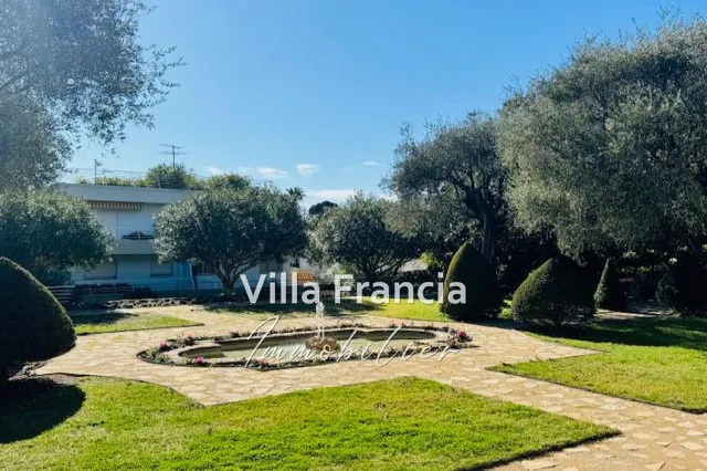Studio en dernier étage avec terrasse à Cannes dans résidence de luxe 