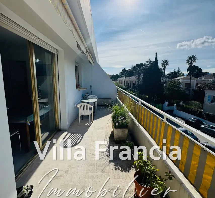 Studio en dernier étage avec terrasse à Cannes dans résidence de luxe 