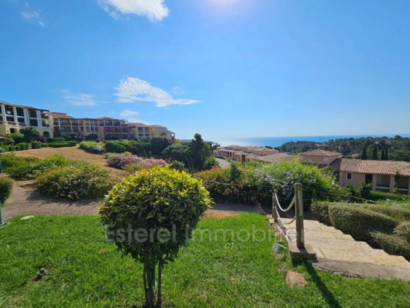 Vente d'un appartement 2 pièces avec terrasse à Cap Estérel, vue mer