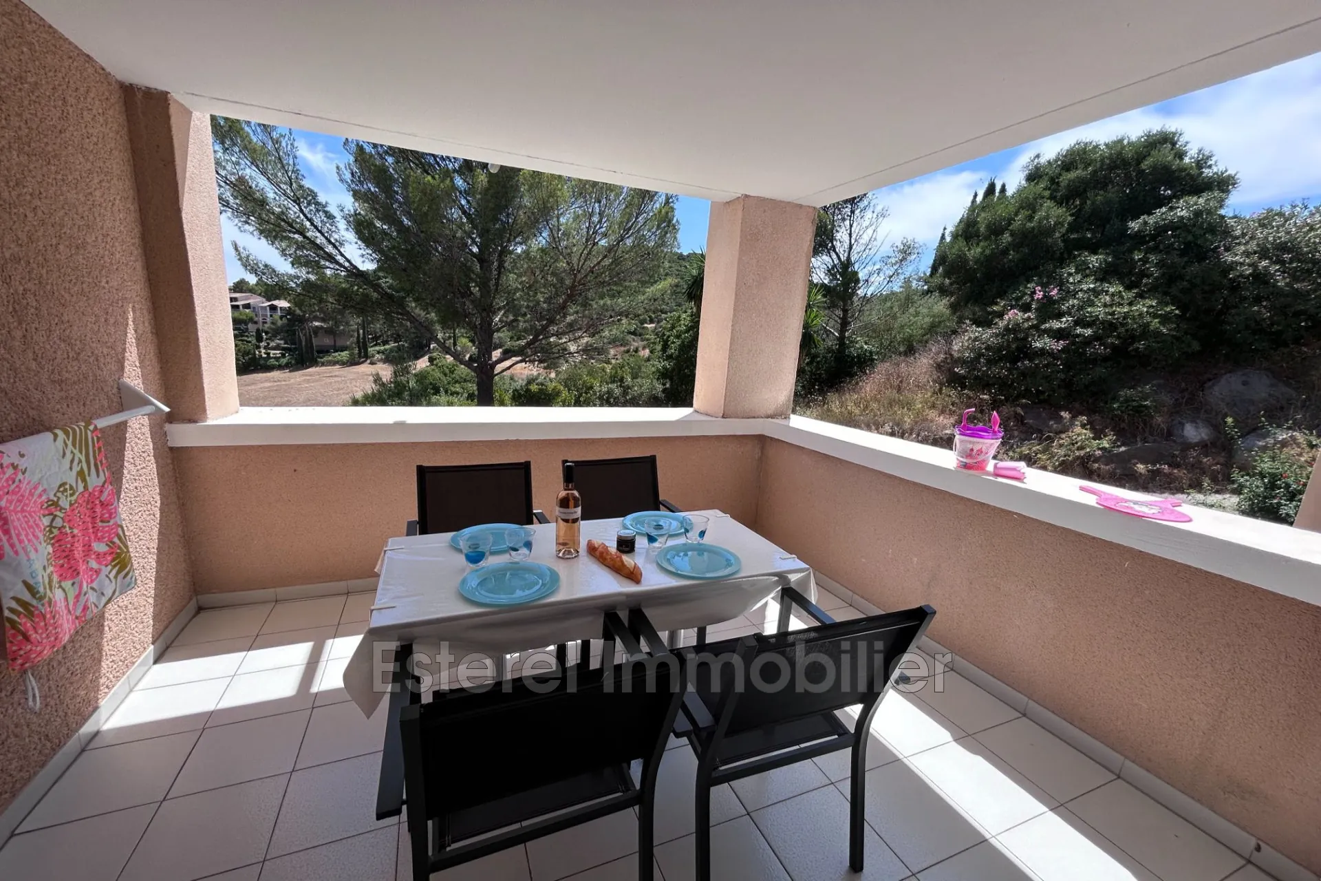 À vendre appartement 2 pièces à Cap Estérel avec terrasse, parking et vue sur jardins 