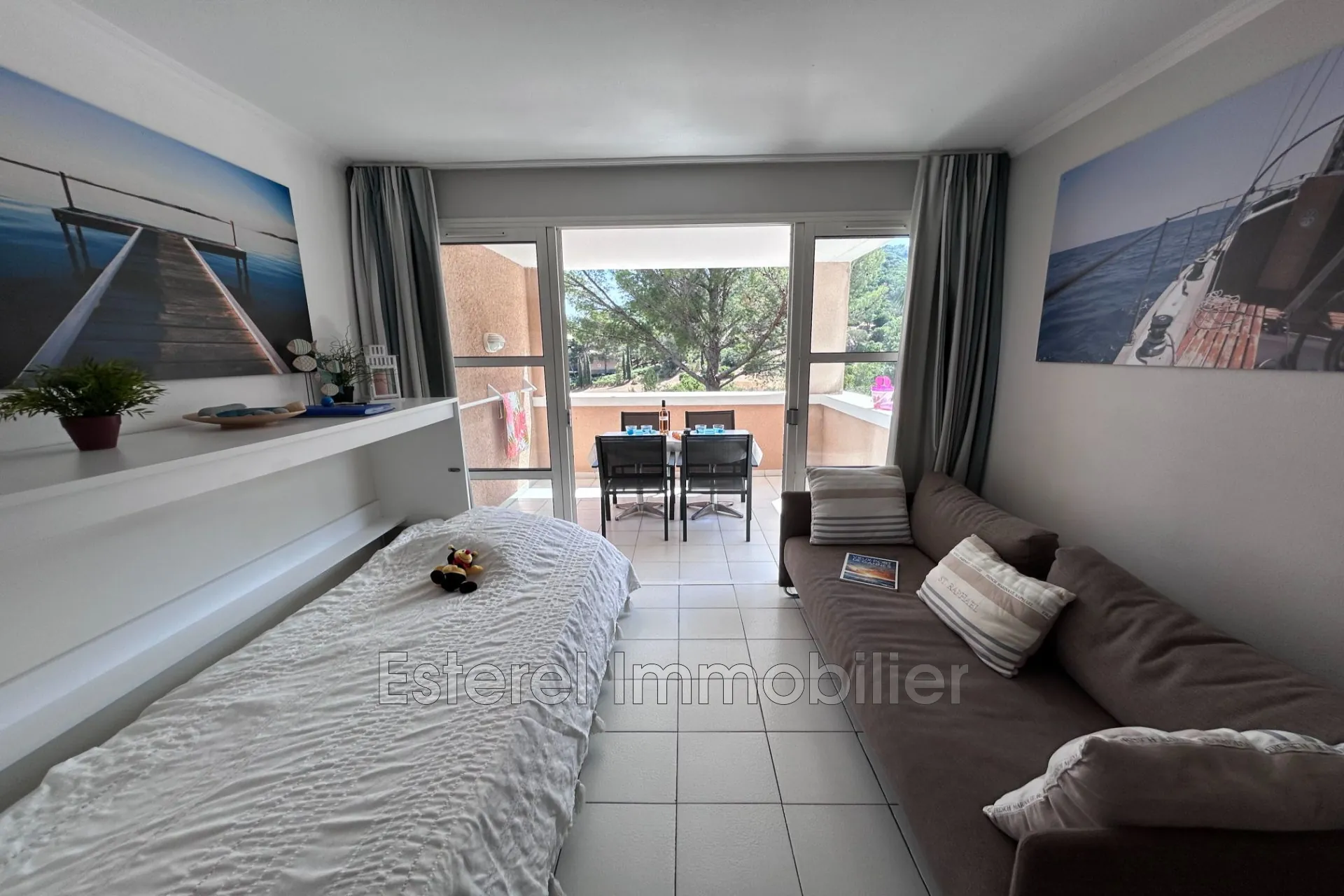 À vendre appartement 2 pièces à Cap Estérel avec terrasse, parking et vue sur jardins 