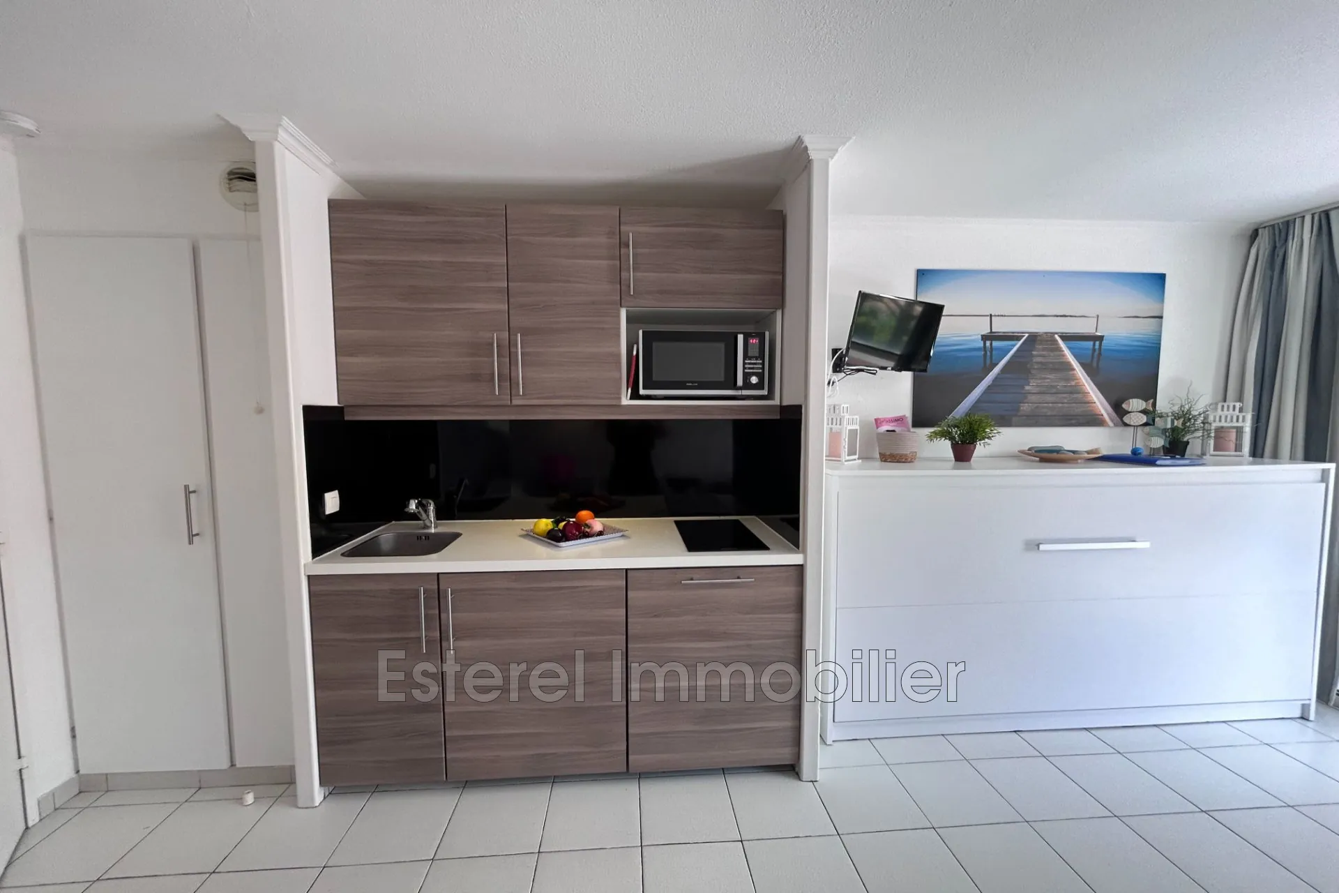 À vendre appartement 2 pièces à Cap Estérel avec terrasse, parking et vue sur jardins 