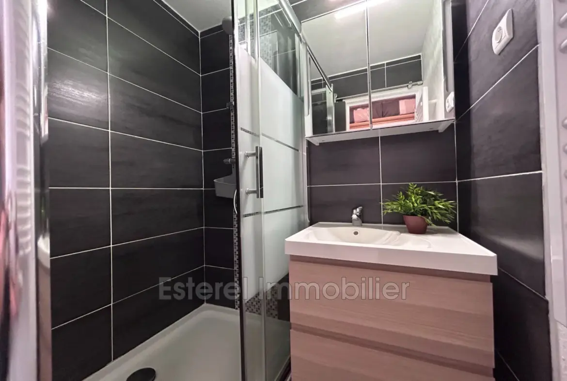 À vendre appartement 2 pièces à Cap Estérel avec terrasse, parking et vue sur jardins 