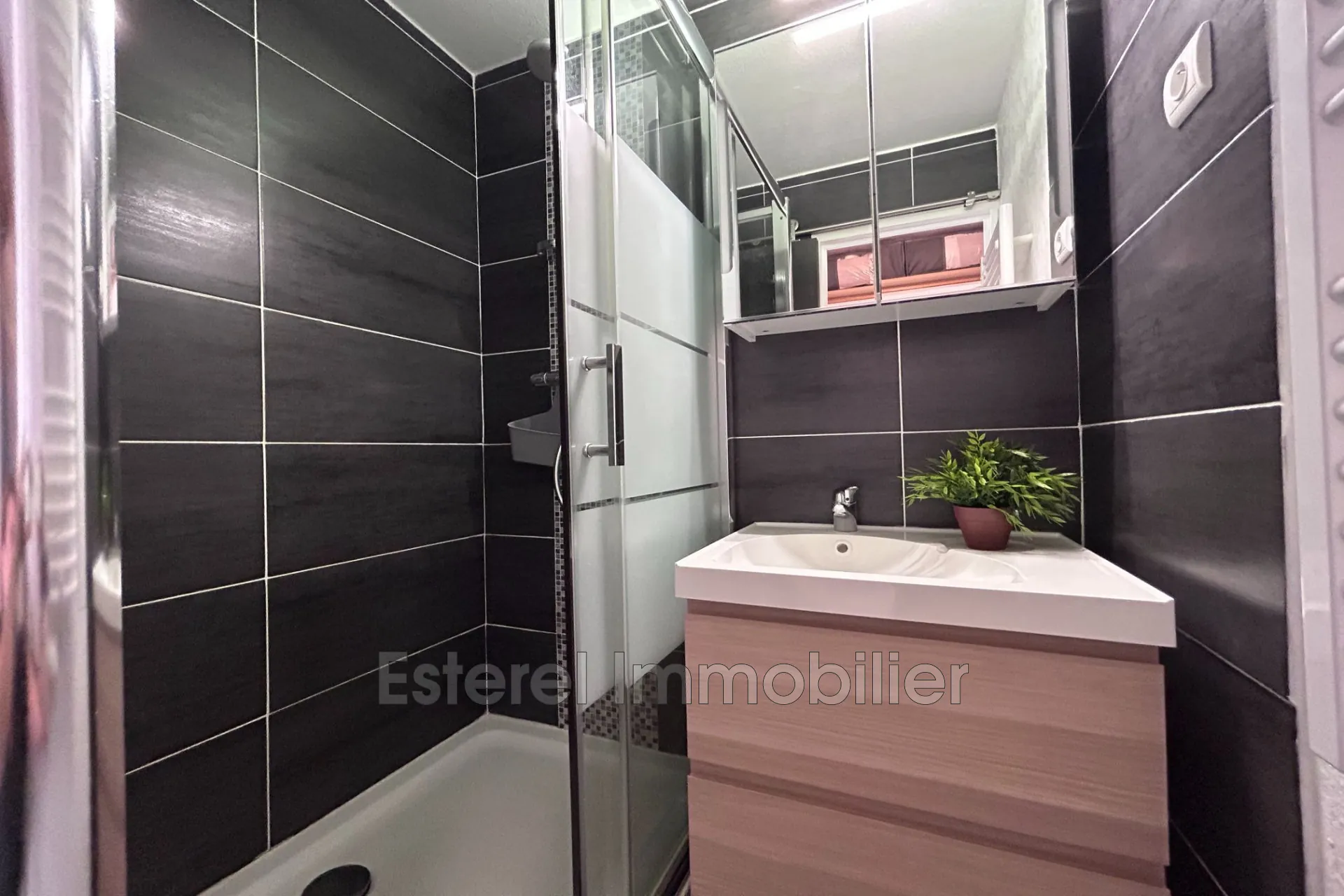 À vendre appartement 2 pièces à Cap Estérel avec terrasse, parking et vue sur jardins 