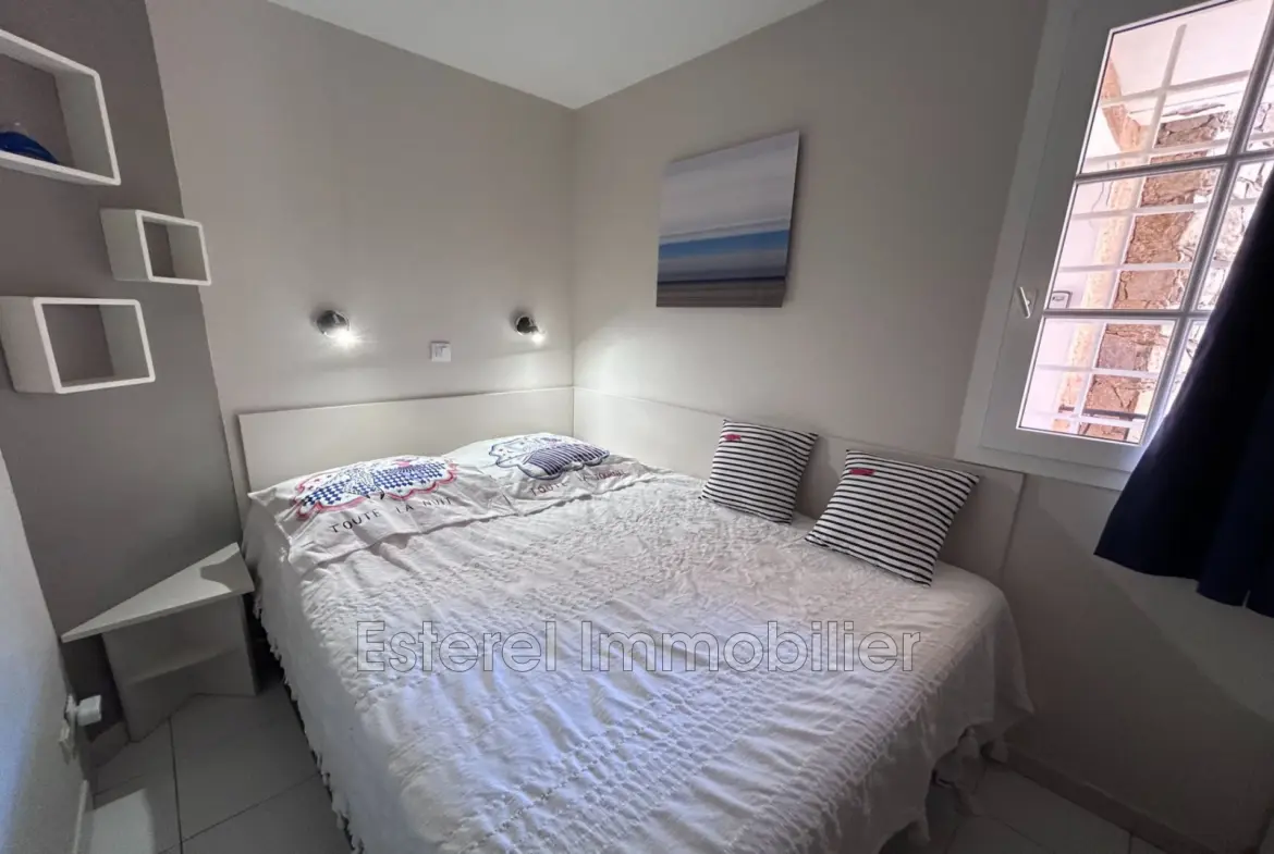 À vendre appartement 2 pièces à Cap Estérel avec terrasse, parking et vue sur jardins 