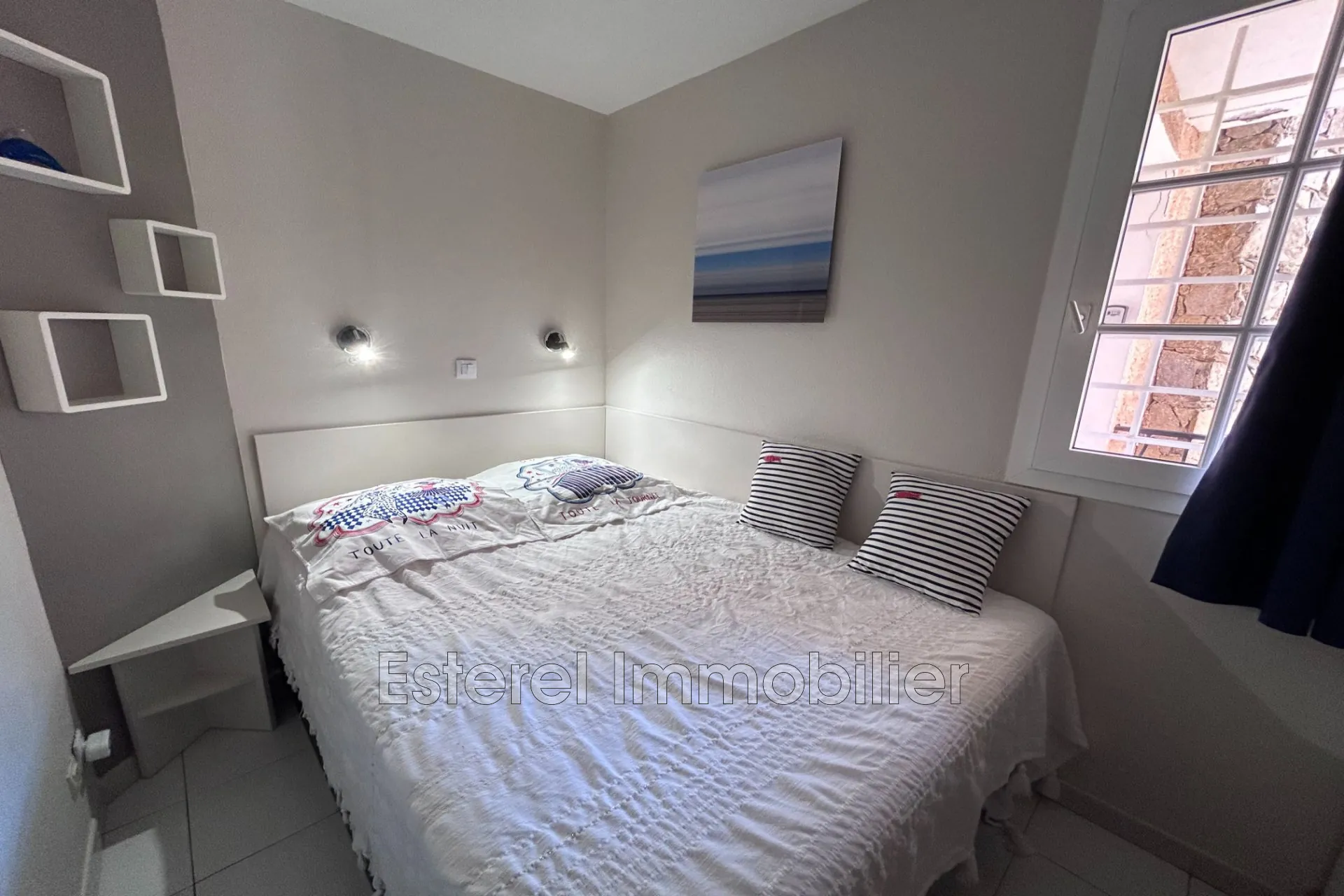 À vendre appartement 2 pièces à Cap Estérel avec terrasse, parking et vue sur jardins 