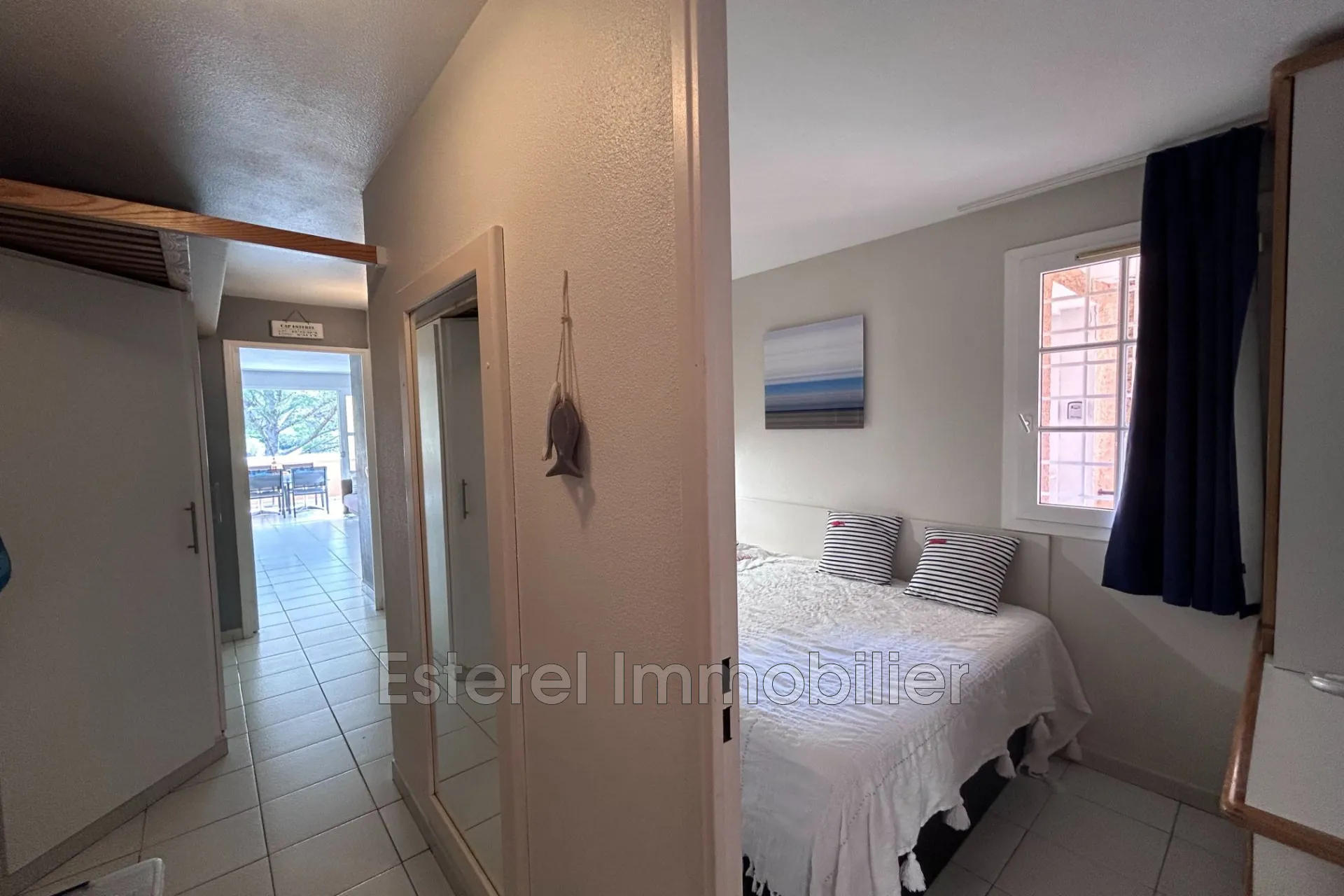 À vendre appartement 2 pièces à Cap Estérel avec terrasse, parking et vue sur jardins 