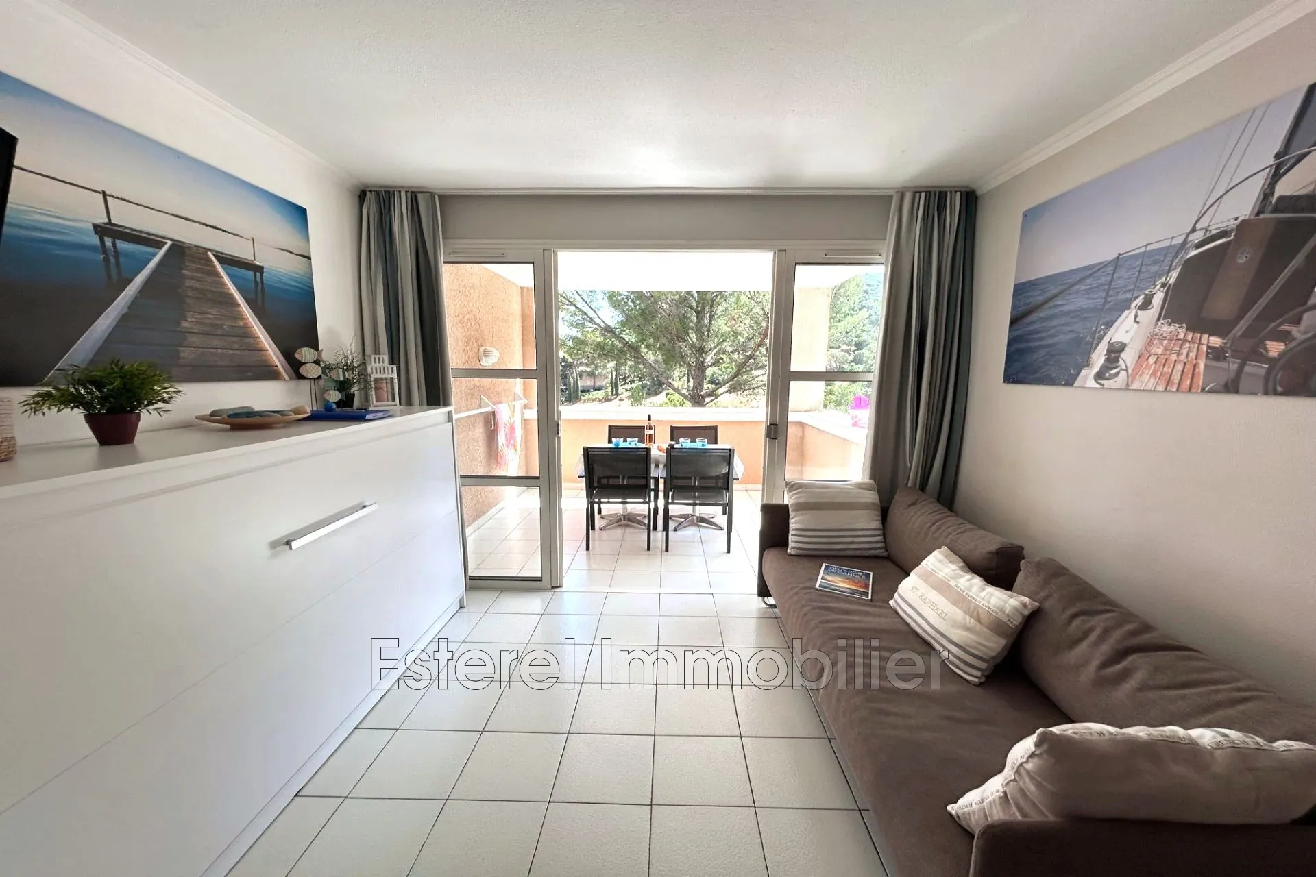À vendre appartement 2 pièces à Cap Estérel avec terrasse, parking et vue sur jardins 