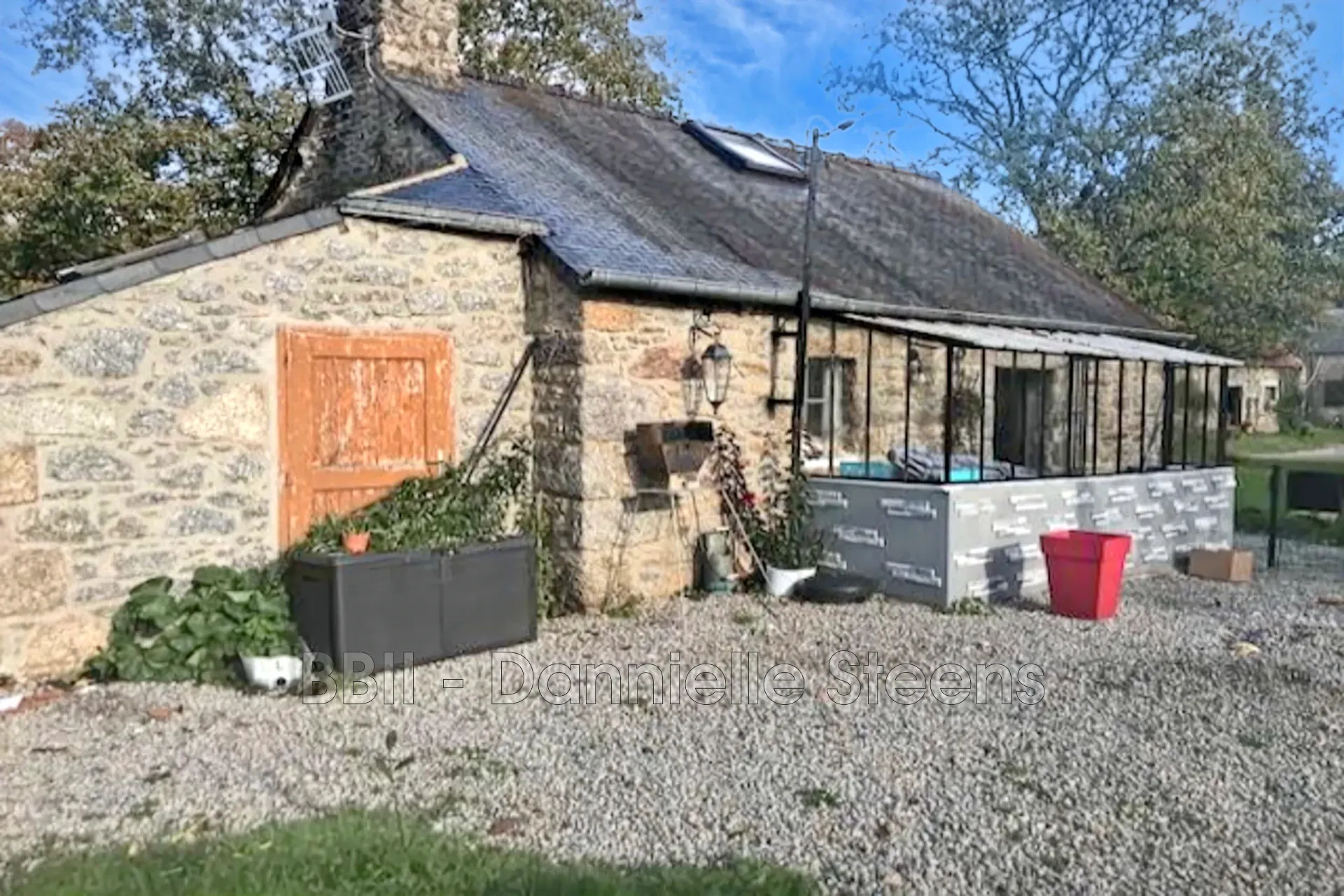 Belle maison en pierre à vendre à Canihuel, 50 m² avec terrain et potentiel d'agrandissement 