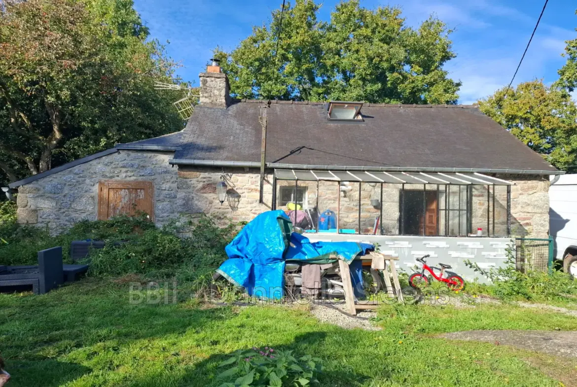 Belle maison en pierre à vendre à Canihuel, 50 m² avec terrain et potentiel d'agrandissement 