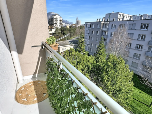 Appartement T3 lumineux à Grenoble Eaux Claires avec vue sur les montagnes