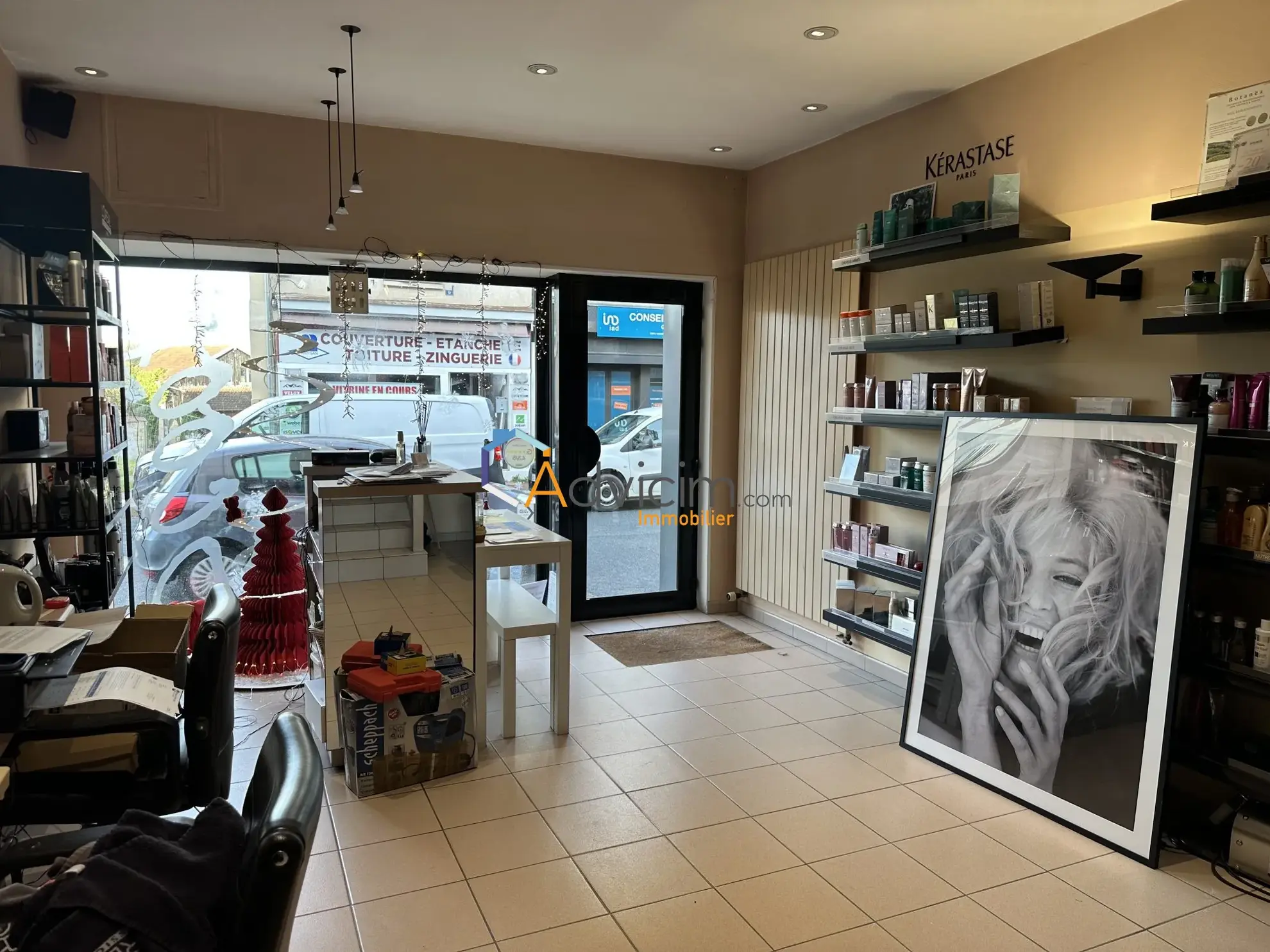 Immeuble en Centre-ville à Courtenay avec espace commercial et appartement 