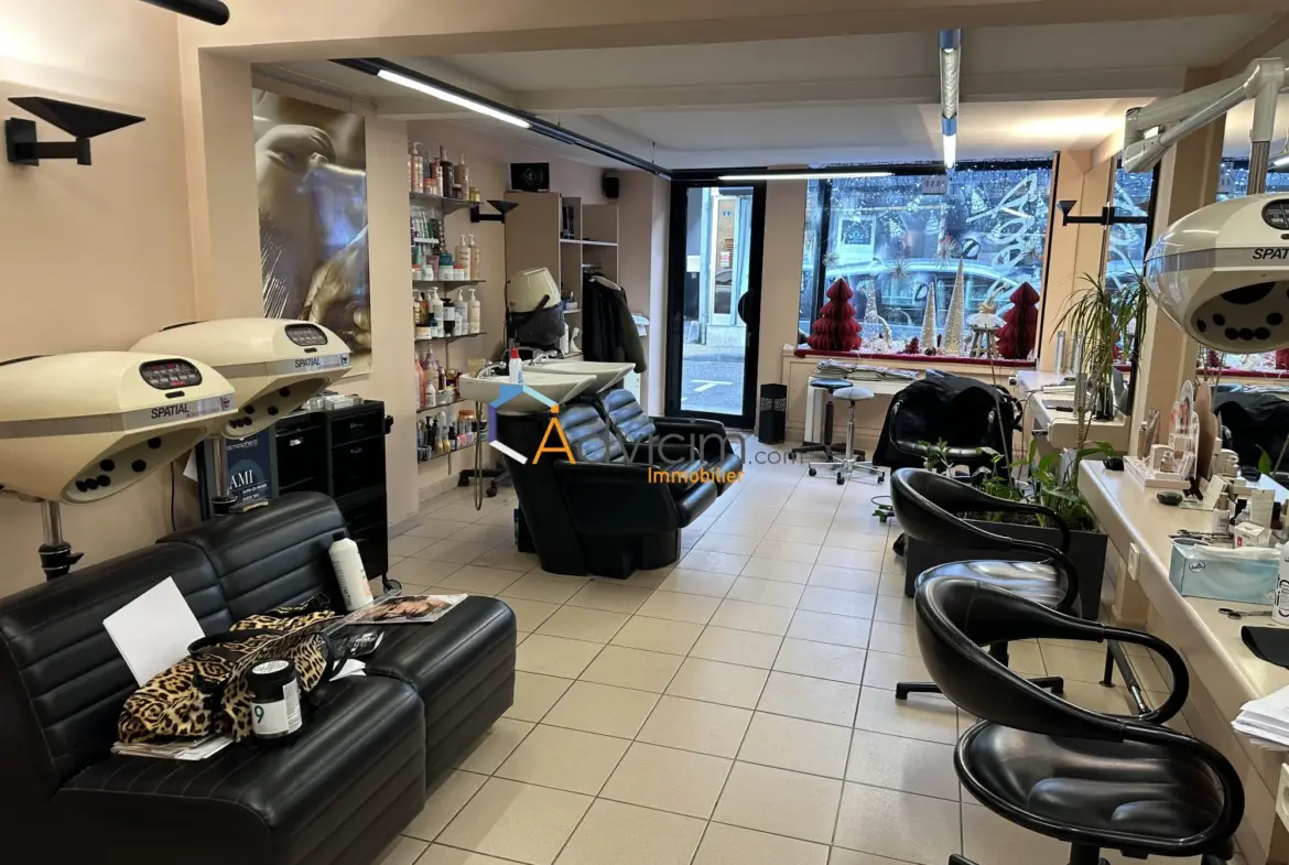 Immeuble en Centre-ville à Courtenay avec espace commercial et appartement 