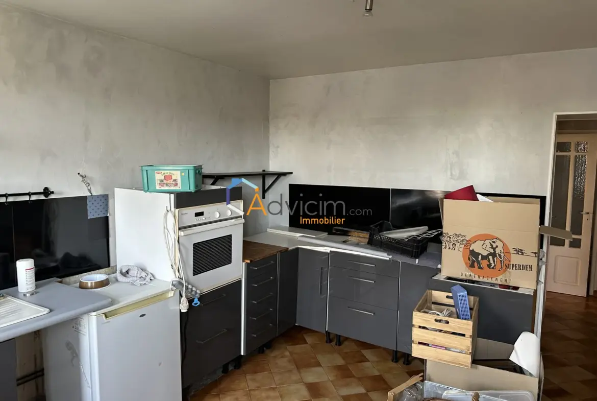 Immeuble en Centre-ville à Courtenay avec espace commercial et appartement 