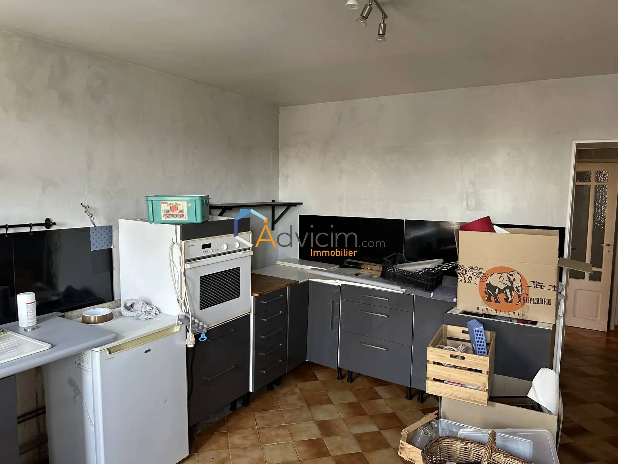 Immeuble en Centre-ville à Courtenay avec espace commercial et appartement 
