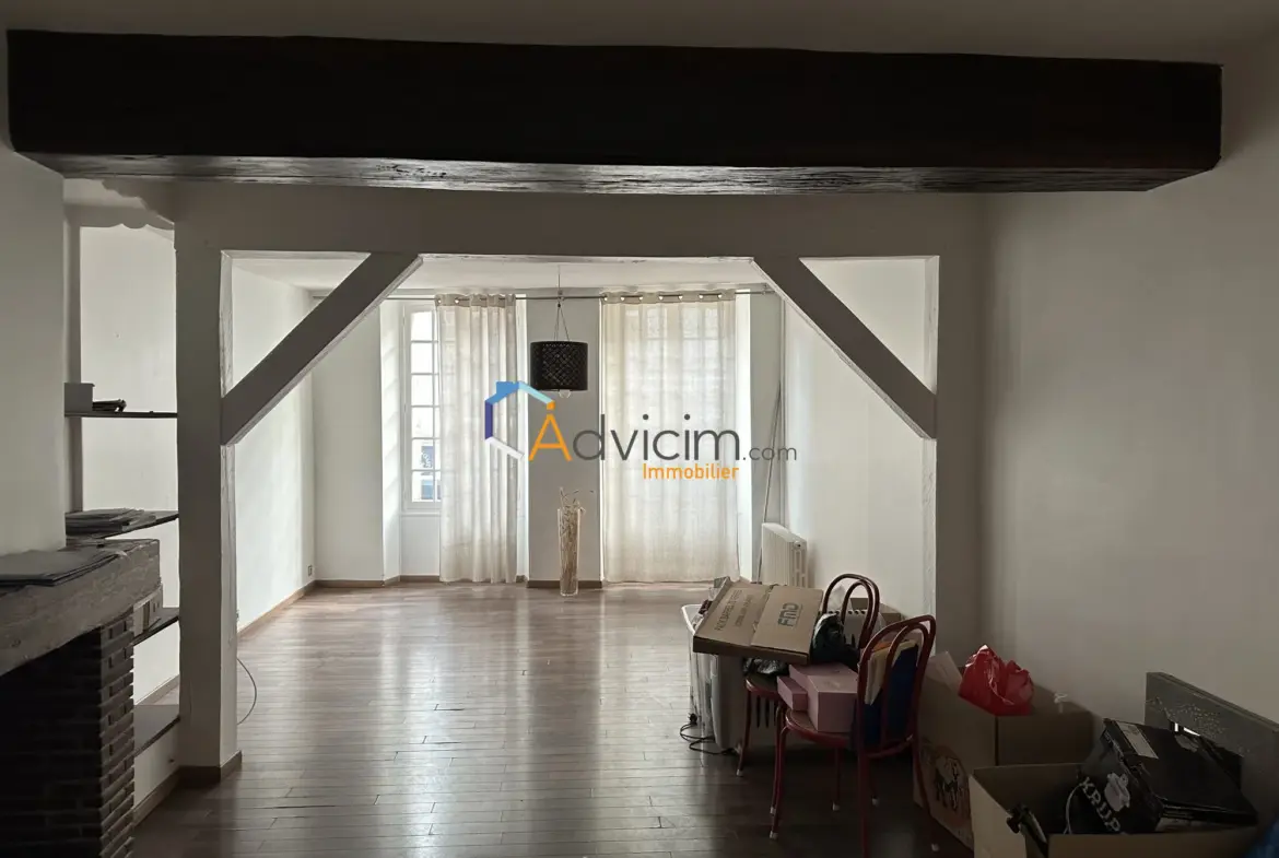 Immeuble en Centre-ville à Courtenay avec espace commercial et appartement 