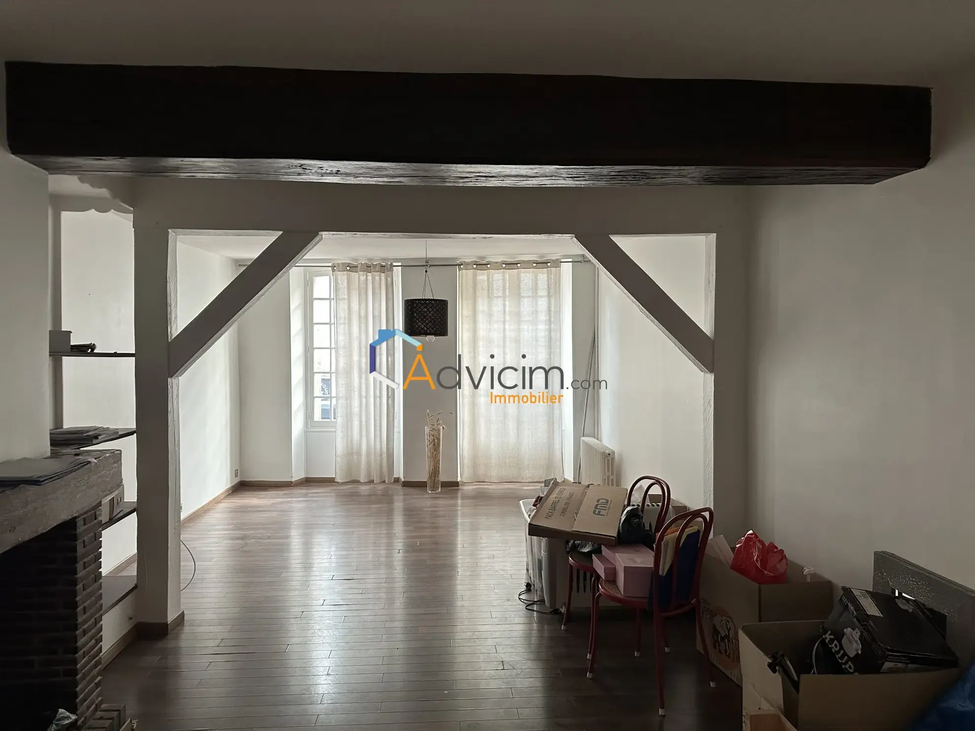 Immeuble en Centre-ville à Courtenay avec espace commercial et appartement 