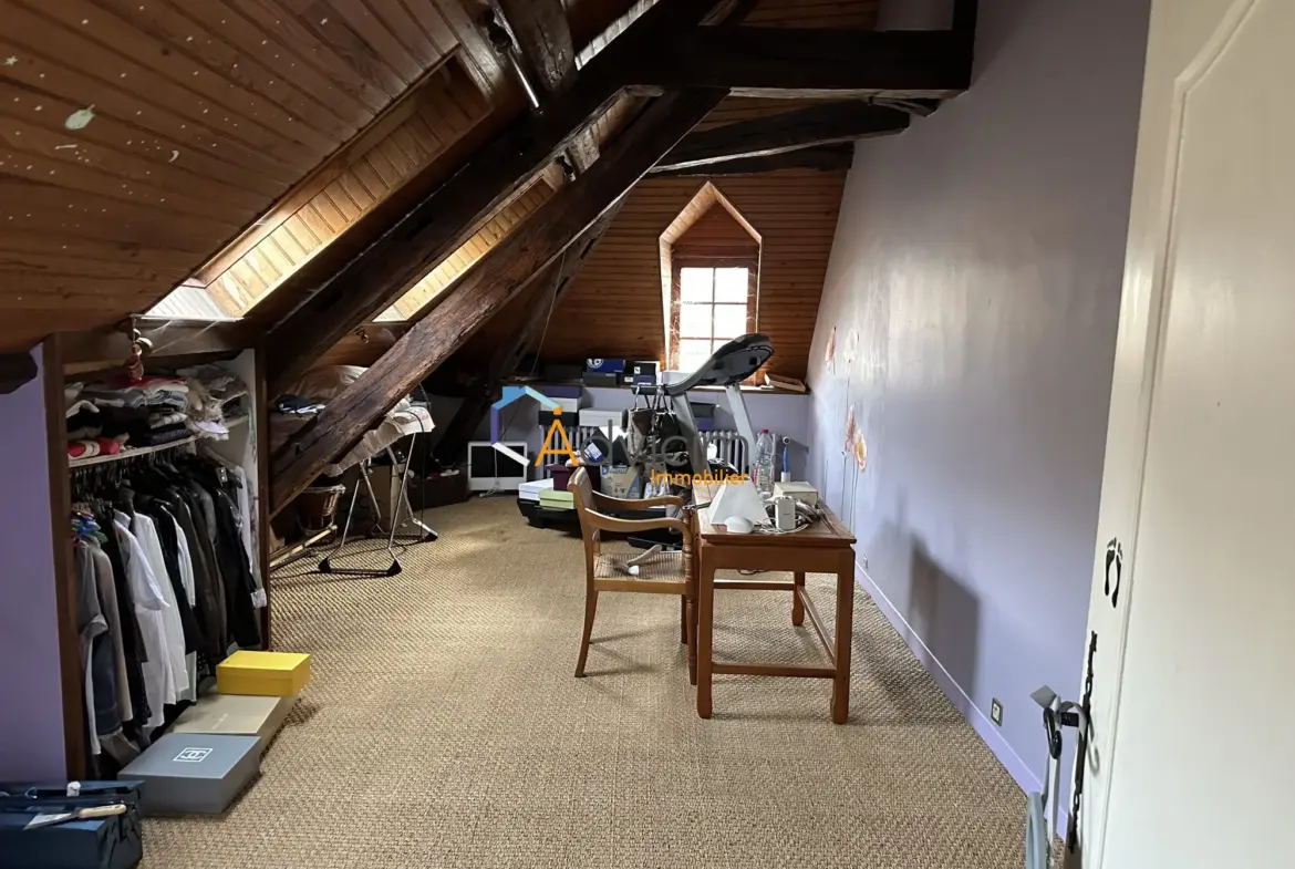 Immeuble en Centre-ville à Courtenay avec espace commercial et appartement 