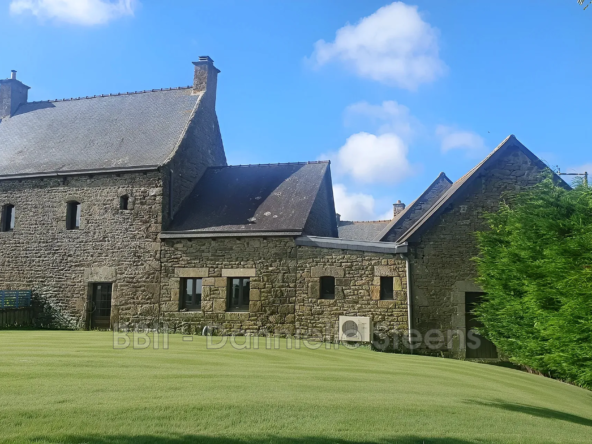 Maison en pierre du XVIIIème siècle à Quintin en Bretagne avec terrain et annexes