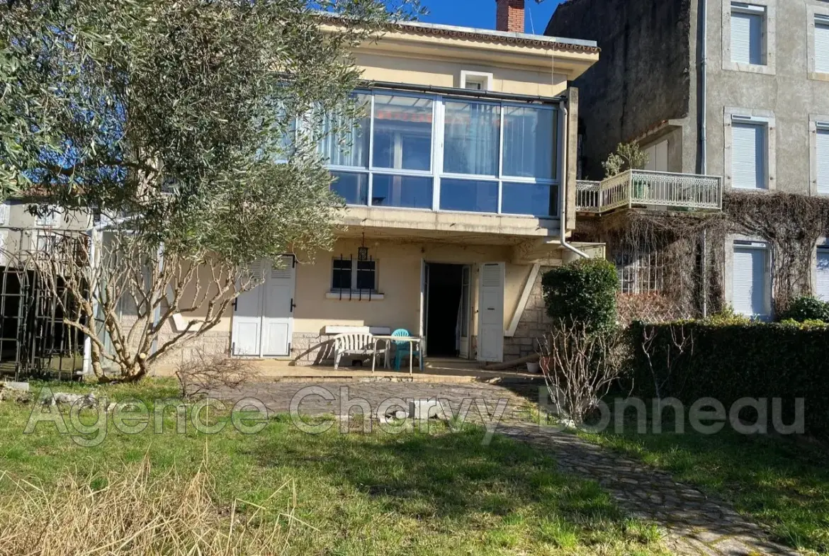 Maison de ville avec jardin, garage et potentiel de rénovation à Saint-Girons 