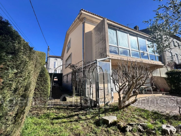 Maison de ville avec jardin, garage et potentiel de rénovation à Saint-Girons