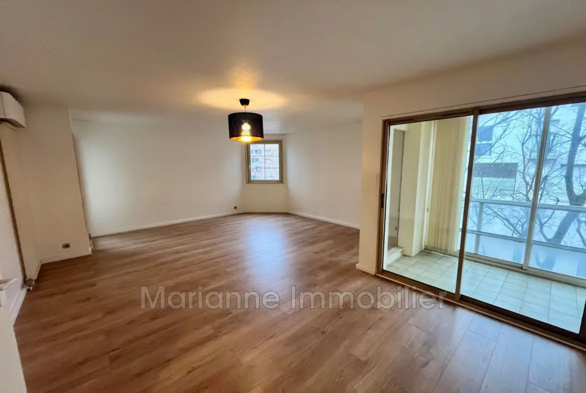 À vendre appartement 3 pièces à Montpellier Antigone - 70m² avec parking et terrasse 