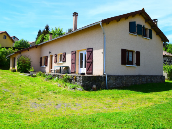 Maison à vendre de 110 m² avec jardin et vue panoramique à Coucouron