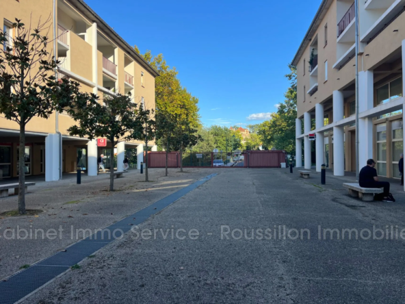 Local commercial brut de 54,68 m² à Céret dans la résidence des Tins