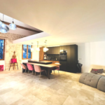 Appartement loft duplex atypique à Martigues Jonquières avec grande pièce de vie et chambres en mansardé