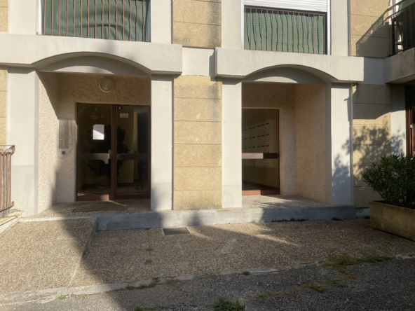 Appartement lumineux avec balcons à Apt, proche du centre-ville