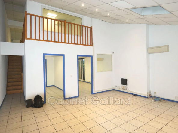 Local professionnel climatisé de 122 m² à Callian avec parking public