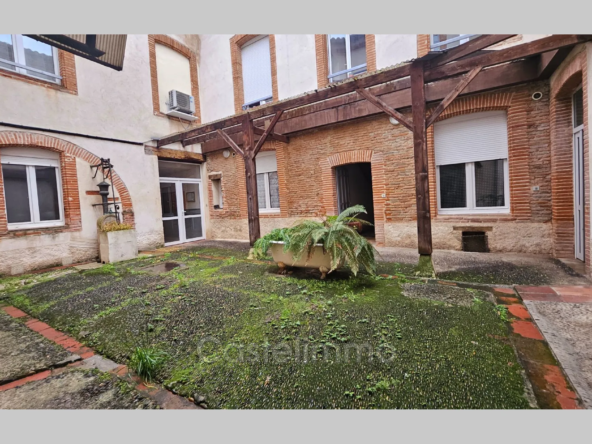 Appartement duplex de 158 m² à Castelsarrasin avec parking et proximité commerces
