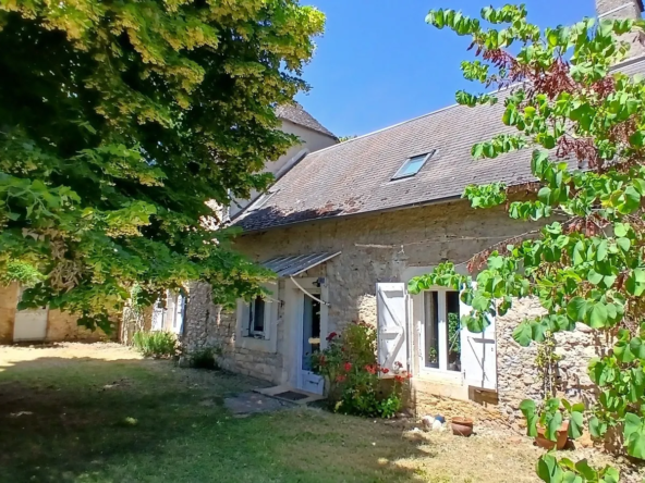Authentique maison en pierre à Martel avec dépendances et jardin