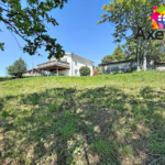 Maison rénovée de 2 chambres avec terrasse et grand terrain à Commelle-Vernay