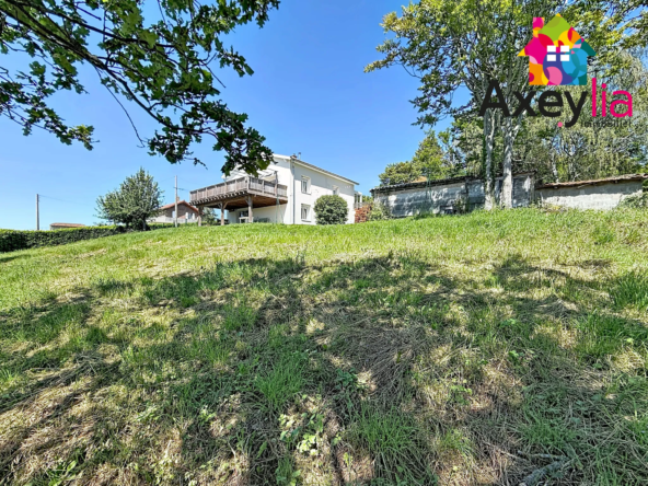 Maison rénovée de 2 chambres avec terrasse et grand terrain à Commelle-Vernay