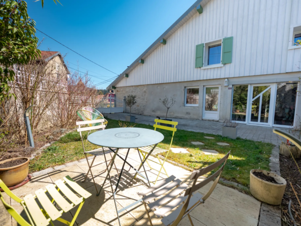 Maison rénovée de 167 m² à Ouhans, 4 chambres, jardin et carport