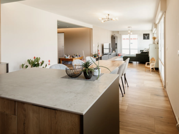 Appartement rénové de type 4 avec balcon et garage à Pontarlier