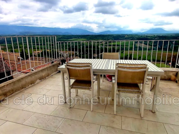 Magnifique maison de village rénovée avec terrasse et vue panoramique à Puimoisson