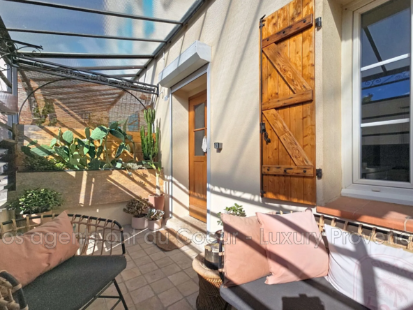Achat maison de village rénovée à Cadolive avec terrasse et cave en pierres